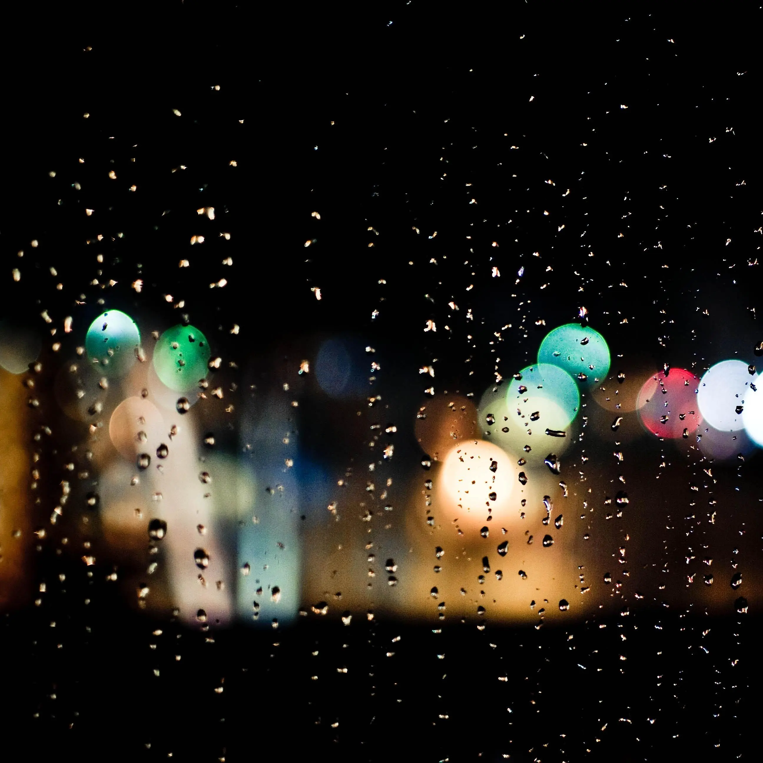 Капли ночные. Капли дождя ночью. На заставку капли на Дожде ночь. Rainy Night обои на телефон. Обои на телефон капли дождя на стекле ночью.