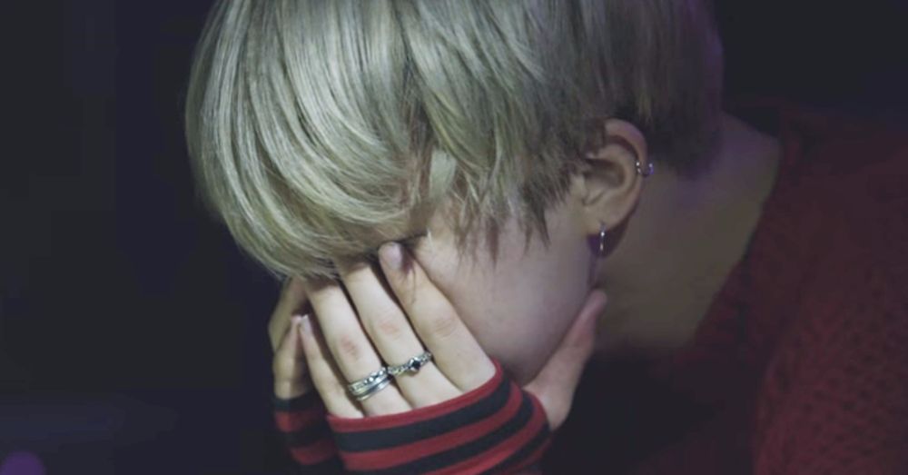 Jimin crying. Девочка плачет рядом с Чимином.